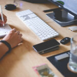 Scrivania, computer, smartphone, scrivere