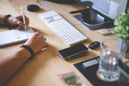 Scrivania, computer, smartphone, scrivere