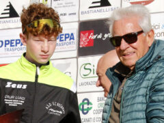 Davide Sdruccioli premiato da patron Bruno Cantarini