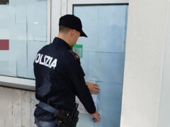 Polizia appone sigilli a un locale di Senigallia chiuso dal Questore