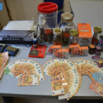 Hashish, marijuana, denaro e materiale sequestrato dalla Polizia
