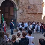 Ragazzi e ragazze di Corinaldo ricordano i caduti