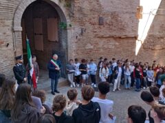 Ragazzi e ragazze di Corinaldo ricordano i caduti