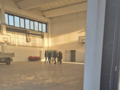 Operai al lavoro alla palestra di via Mantegna alla Cesanella