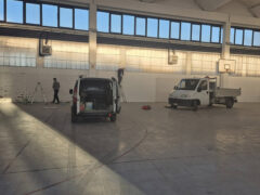 Operai al lavoro alla palestra di via Mantegna alla Cesanella