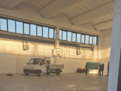 Operai al lavoro alla palestra di via Mantegna alla Cesanella