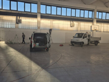 Operai al lavoro alla palestra di via Mantegna alla Cesanella