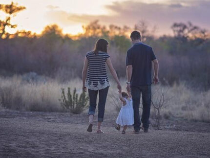 Una famiglia che passeggia