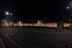 Veduta notturna di Porta Mazzini e largo Cesarini con le mura urbiche