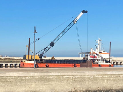 Pontone Magnum per il dragaggio del porto di Senigallia