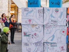 Flash mob in piazza Saffi "Fuori la guerra dalla storia"