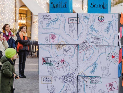 Flash mob in piazza Saffi "Fuori la guerra dalla storia"
