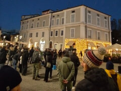 Flash mob in piazza Saffi "Fuori la guerra dalla storia"