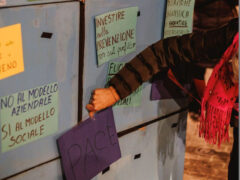 Flash mob in piazza Saffi "Fuori la guerra dalla storia"