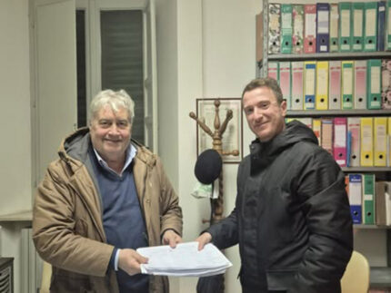 Dario Romano consegna le firme raccolte per le primarie 2026 del centrosinistra