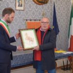 Consegna di una stampa al sindaco di Barbara Massimo Chiù