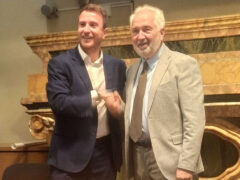 Stretta di mano tra Dario Romano e Marco Lion