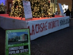 La casa è un diritto non un lusso - Azione comunicativa di Arvultùra in piazza Roma con albero di Natale e presepe