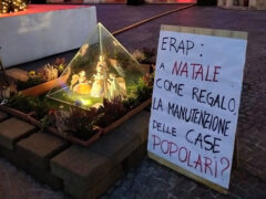 La casa è un diritto non un lusso - Azione comunicativa di Arvultùra in piazza Roma con albero di Natale e presepe