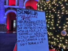 La casa è un diritto non un lusso - Azione comunicativa di Arvultùra in piazza Roma con albero di Natale e presepe