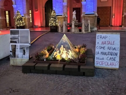 La casa è un diritto non un lusso - Azione comunicativa di Arvultùra in piazza Roma con albero di Natale e presepe