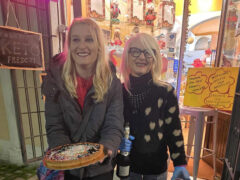 L’organizzatrice del Contest Foto Natale Senigallia e MaryKate del forno MaryKate con la torta del Contest