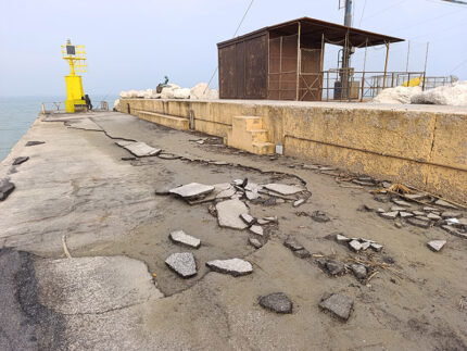 Blocchi di asfalto staccati sul molo sud di Senigallia
