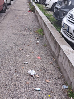 Incuria e sporcizia in via Abbagnano