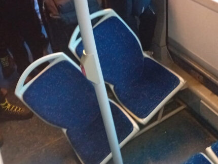 Sedili danneggiati su un autobus