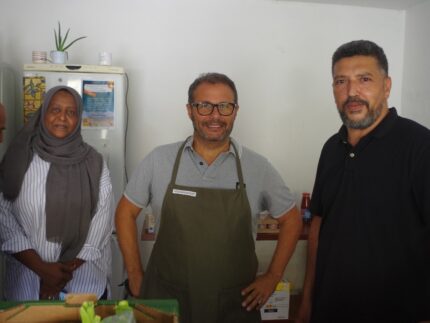 Corrado Canafoglia insieme all'associazione Stracomunitari