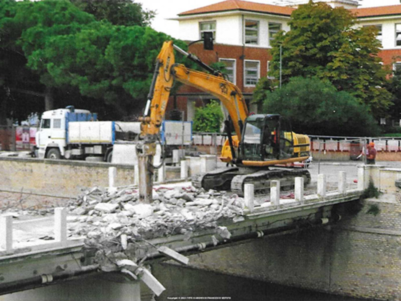 Demolizione vecchio Ponte Garibaldi