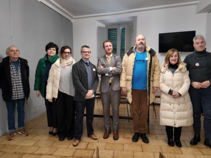 Il Movimento 5 Stelle si presenta alle prossime elezioni comunali di Senigallia con un obiettivo chiaro: modificare in positivo l’assetto della città, restituendo centralità ai cittadini e costruendo un’amministrazione realmente partecipata, trasparente e coraggiosa. Siamo cittadini che entrano in Consiglio Comunale per aprire le porte a tutti gli altri cittadini. Crediamo in una politica che ascolta, che coinvolge, che rende conto delle proprie scelte. La nostra proposta nasce dal territorio, dall’esperienza diretta, dalla volontà di affrontare con serietà e determinazione le priorità della città. Per la prima volta nella storia il centro-sinistra a Senigallia si è unito per dare a Senigallia una alternativa ad un Governo Olivetti che si è presentato con un programma scopiazzato e senza idee, che ha fatto qualcosa di buono solo grazie ai soldi che il Governo di centro-sinistra Conte II è riuscito ad ottenere grazie al PNRR (191miliardi di euro di cui BEN 69miliardi a fondo perduto). Abbiamo scelto Dario Romano come nostro Candidato Sindaco, perché l’unità è un valore e gli interessi dei cittadini vengono prima di quelli di partito. Romano ha recepito tutte le nostre istanze, è una persona intelligente e capace. Conosce la macchina amministrativa alla perfezione e le sue idee, come quella della “Città in 15 minuti”, sono eccellenti. E come noi vuole difendere il nostro Ospedale. I punti programmatici per noi fondamentali: 1) Difesa dell’Ospedale e delle strutture socio-sanitarie Il giorno dopo le elezioni ci metteremo al lavoro per dotare Senigallia di uno strumento di lavoro che coinvolga tutti i cittadini: operatori sanitari, associazioni, movimenti, partiti. Uno strumento permanente di confronto e proposta che supporti l’attività del Sindaco in Regione. Senigallia deve farsi sentire come un’unica voce in Regione per difendere l’Ospedale di Senigallia e le strutture socio-sanitarie. Abbiamo visto che i partiti, da soli, non vanno da nessuna parte: la sanità non ha colore politico e va difesa tutti insieme. Senza timori reverenziali, chiederemo conto ai dirigenti apicali e ai rappresentanti politici del lavoro svolto e dei risultati ottenuti. 2) Salario minimo garantito Introdurremo il salario minimo garantito di 9 euro l’ora per i lavoratori delle imprese e delle cooperative che lavoreranno con il Comune. Il lavoro non può essere sfruttamento: il Comune deve dare il buon esempio, promuovendo dignità, equità e giustizia sociale negli appalti pubblici. 3) Vasche di espansione e sicurezza del territorio Nomineremo subito degli esperti che ogni mese relazioneranno pubblicamente alla cittadinanza sullo stato dell’arte delle vasche di espansione, un’opera cruciale per difendere la città dal fiume Misa. Troppi ritardi, troppi intoppi hanno rallentato un intervento fondamentale per la sicurezza di tutti. Lavoreremo affinché i lavori procedano in modo spedito, con aggiornamenti costanti e massima trasparenza. 4) Cultura e identità La storia e l’identità di Senigallia sono una risorsa viva. Il Comune deve sostenere studi e pubblicazioni di storia locale e progettare nuovi spazi culturali strategici. Proponiamo il Museo della Pesca (del Mare) e il MUSE – Museo di Senigallia, uno spazio espositivo che integri le testimonianze culturali oggi disgregate sul territorio, dall’epoca preistorica a oggi. Nel corso dei prossimi dieci anni, questi spazi potranno arricchirsi con il Museo della Fotografia dedicato a Mario Giacomelli e con il Museo dell’Astrattismo extrasensoriale grazie a Pablo T, artista italiano di fama internazionale che a Senigallia ha già esposto a Palazzo Baviera ed è stato direttore della Biennale d’Arte Contemporanea nella nostra città. 5) Case Popolari e aiuto a chi ha bisogno In questi 5 anni e mezzo al comando Olivetti non si è mai interessato di chi ha bisogno di una mano. A Senigallia sono 480 le famiglie che, secondo la legge, hanno diritto ad una casa popolare. Noi immediatamente attiveremo un confronto continuo con l’Erap per la costruzione di nuovi alloggi popolari e la manutenzione di quelli già costruiti. Lavoreremo affinché tutte le associazioni che aiutano chi è in difficoltà abbiano più fondi, e renderemo tutta la città accessibile ai portatori di handicap. Non lasciamo indietro nessuno. Il nostro impegno è chiaro: partecipazione, trasparenza, coraggio. Vogliamo una Senigallia più sicura, più giusta, più consapevole della propria storia e più forte nel difendere i propri diritti. Il Movimento 5 Stelle è pronto a fare la propria parte, insieme a tutti i cittadini. Movimento 5 Stelle Senigallia – Parte del gruppo territoriale Val Misa