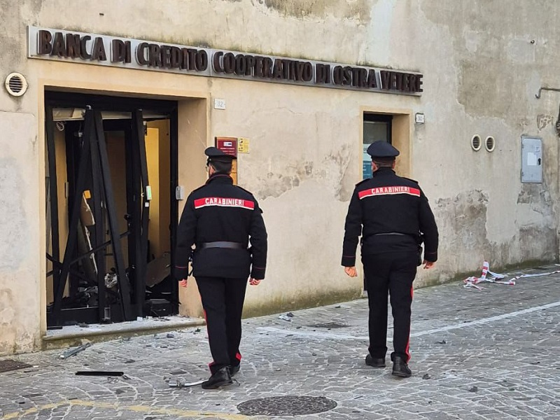 Carabinieri davanti alla filiale di Barbara della BCC di Ostra Vetere