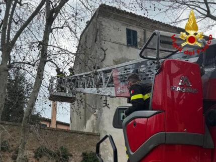 Vigili del Fuoco - Messa in sicurezza comignolo a Roncitelli