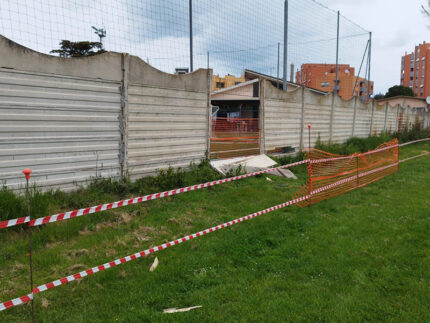 Muro di recinzione crollato al campo sportivo delle Saline