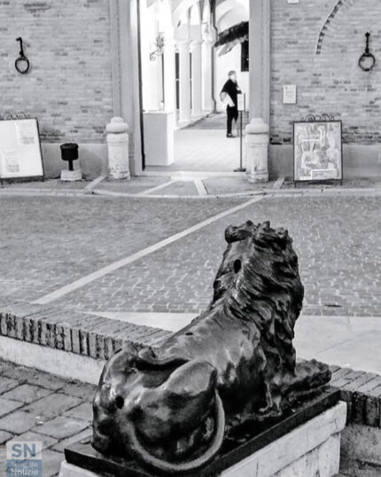 Il leone e il palazzetto Baviera - Foto Berico Predieri