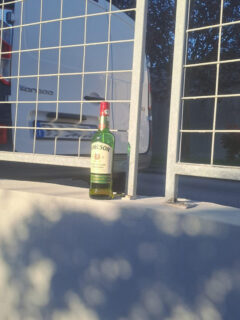 Bottiglia abbandonata a terra a Borgo Coltellone Bottiglia abbandonata a terra a Borgo Coltellone