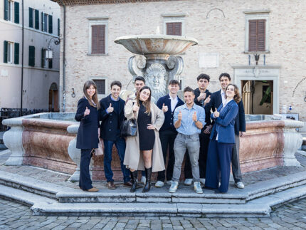 Giovani candidati a sostegno di Olivetti sindaco