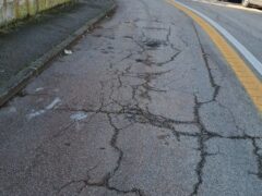 Crepe e buche nella pista ciclabile di Vivere Verde