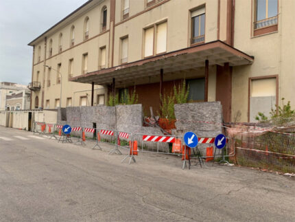 Hotel Bagni recinzione provvisoria posta in opera dalla Provincia