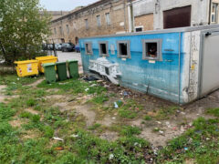 "Senigallia città pulita" è lo slogan scritto nel container in via Delle Caserme. Foto del 15/4/2026