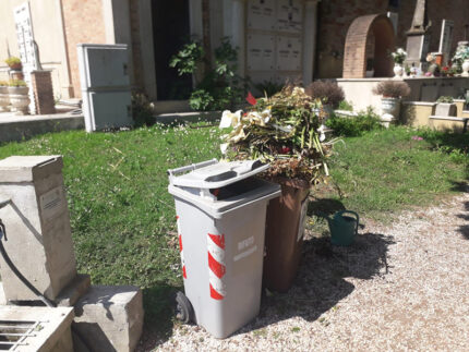 Incuria al cimitero di Ostra