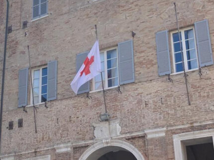 Bandiera CRI esposta sul Palazzo Municipale di Senigallia