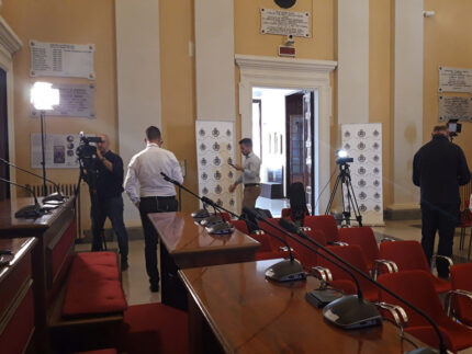 Sala consiliare di Senigallia durante lo scrutinio delle Comunali 2026