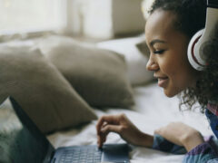 Una ragazza al computer portatile