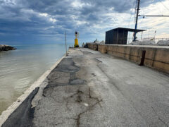 Pavimentazione da rifare al molo sud del porto di Senigallia