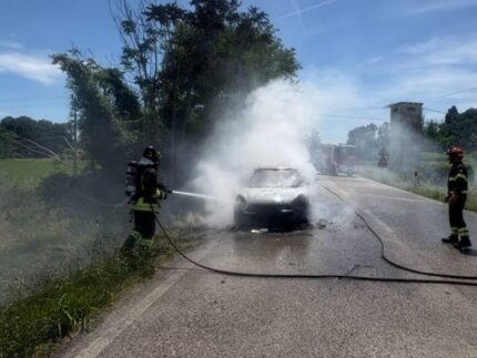 Auto in fiamme lungo la Corinaldese