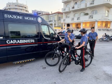 Stazione mobile e pattuglia in bicicletta dei Carabinieri