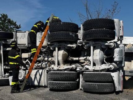 Camion ribaltato a Ostra