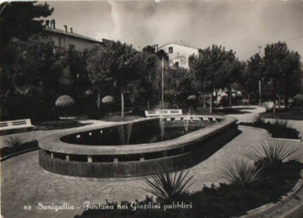La fontana dei giardini Angelica Catalani in una foto cartolina del 1950 (Collezione privata)